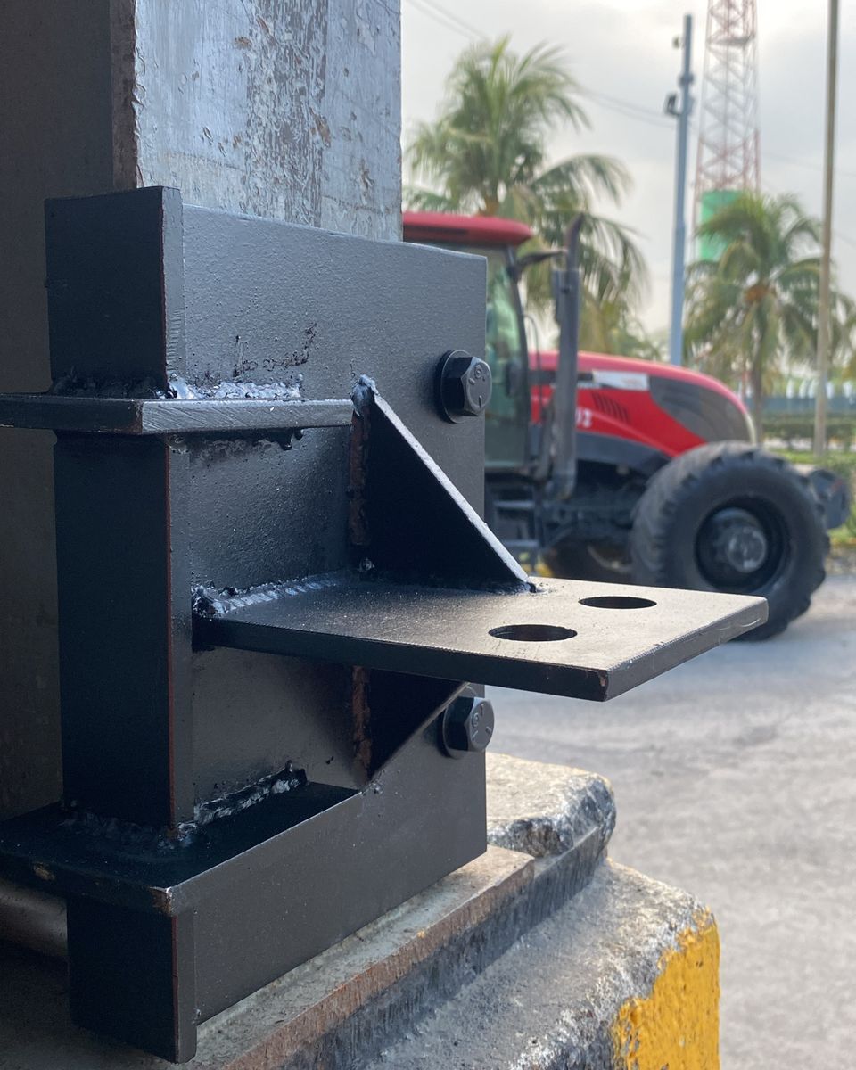 Anclaje de fabricación propia montado sobre una columna del ingenio