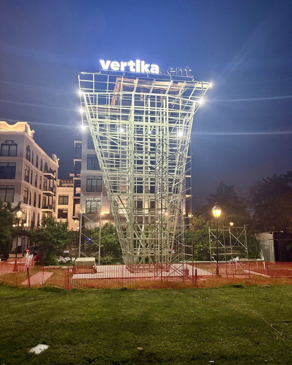 El Muro terminado e iluminado en Ciudad Cayalá, con el letrero de Vertika