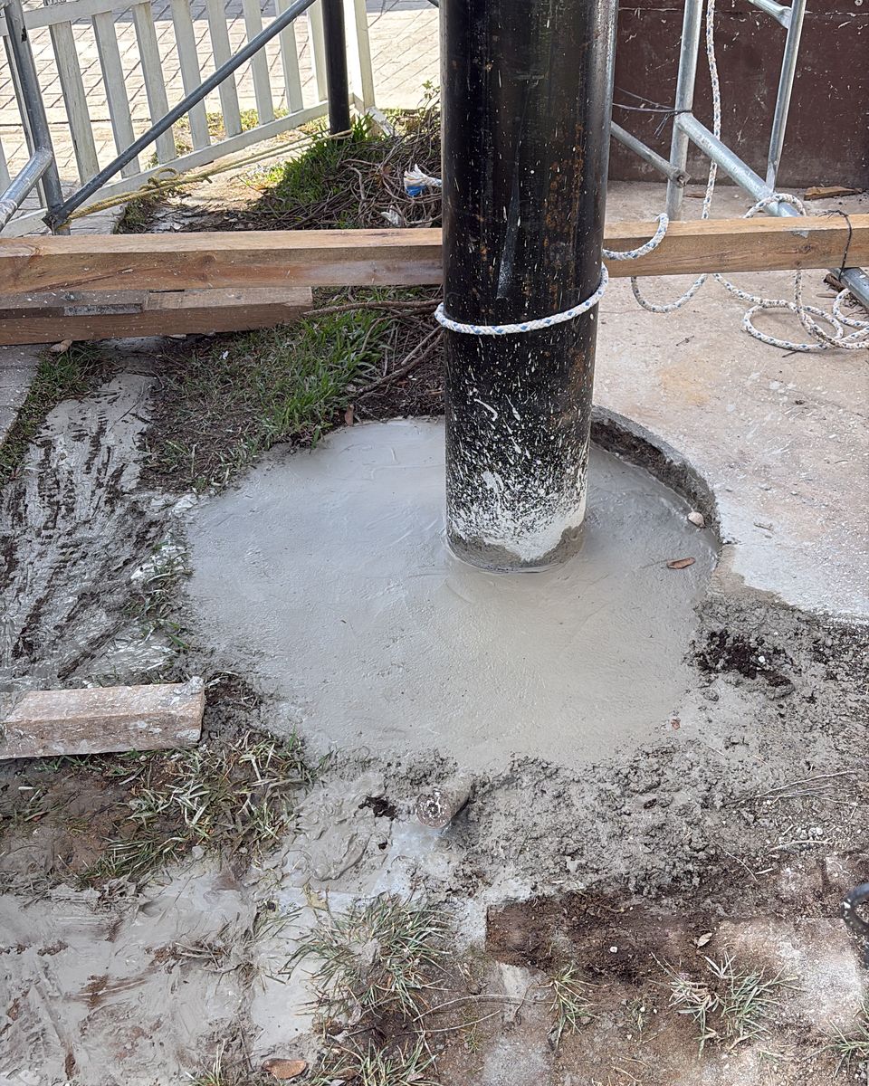 Tubo de anclaje principal del canopy recién colocado en su cimiento de concreto, en Ciudad Cayalá