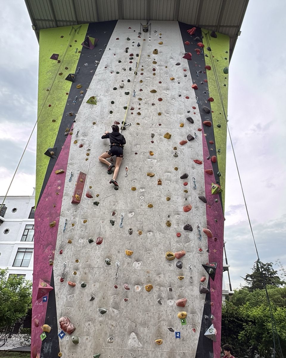 El Muro de día, con una escaladora a media pared